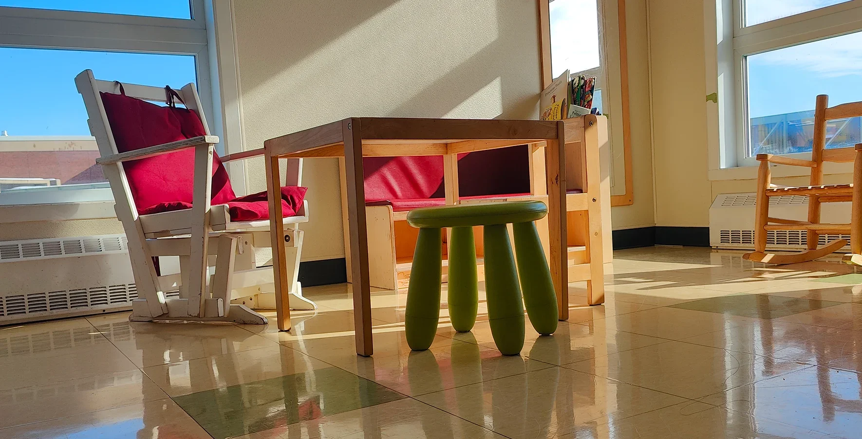 Salle de CPE avec des meubles pour jouer