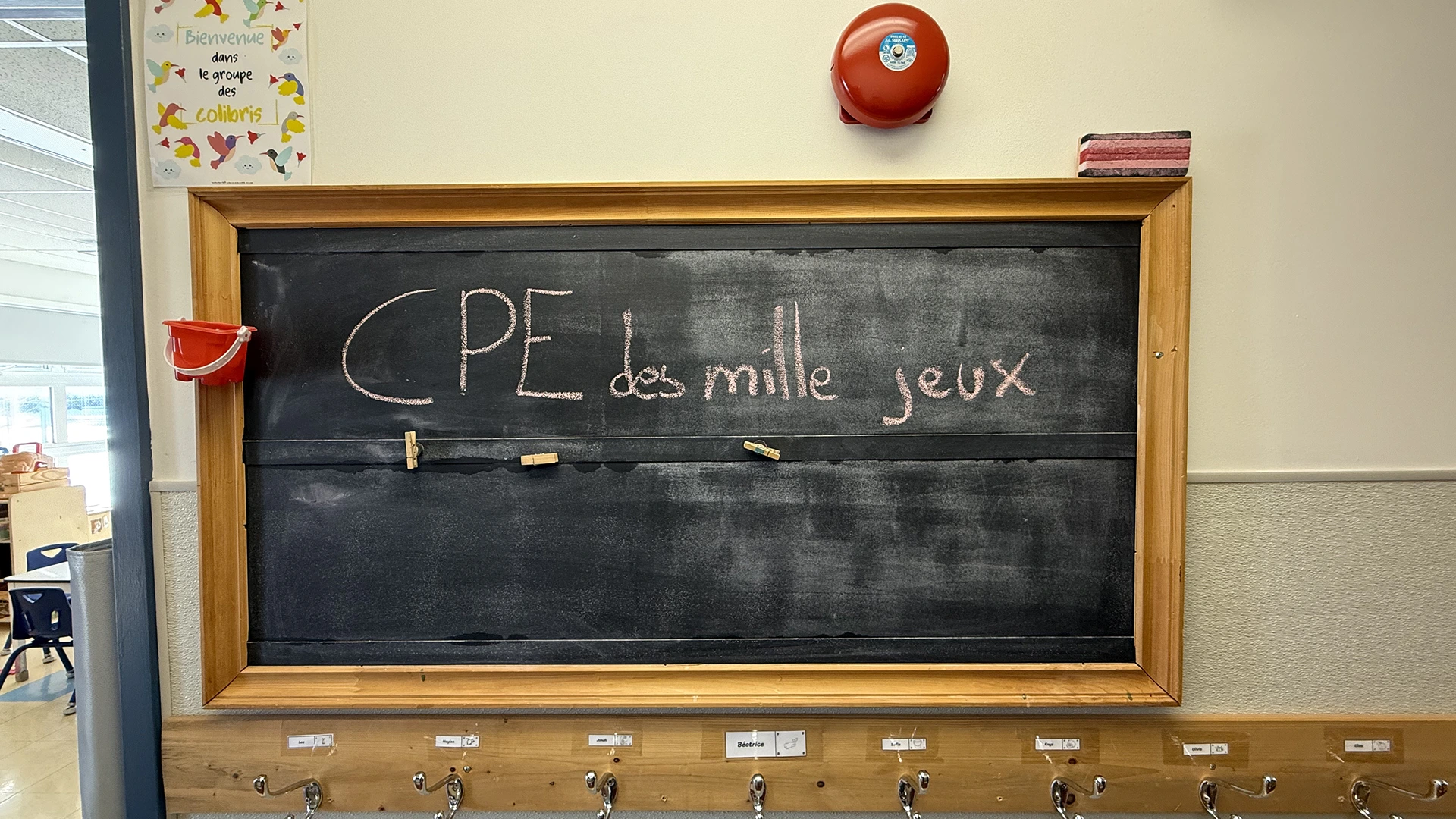 Tableau de craie avec écris dessus CPE des mille jeux